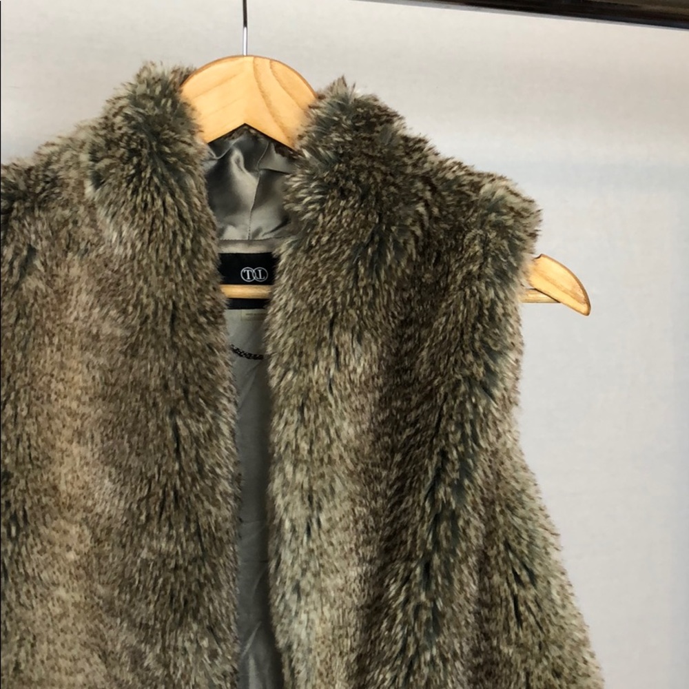 Faux Fur Vest - Picture 1 of 5